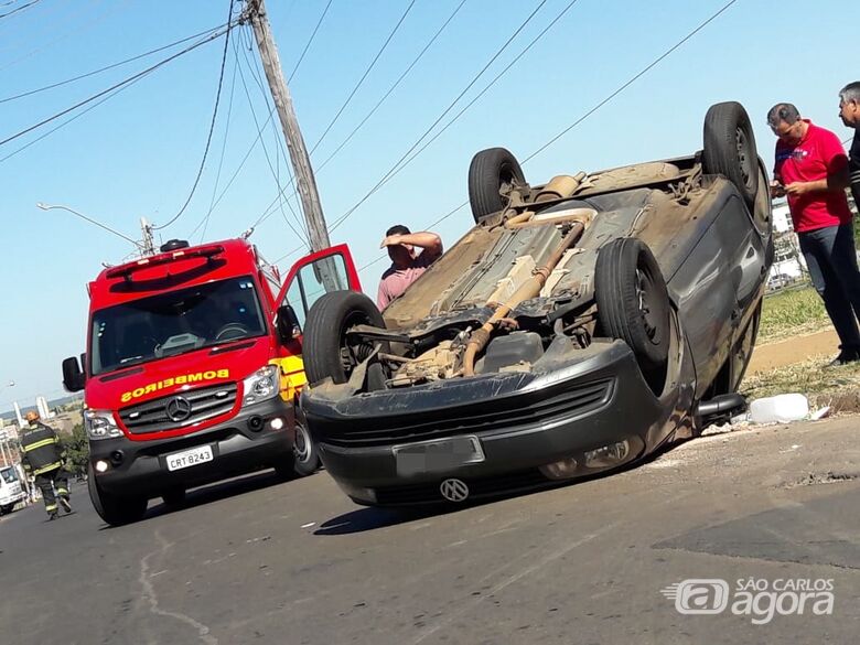 Motorista sofre mau súbito e Gol capota no Santa Felícia - Crédito: Maycon Maximino