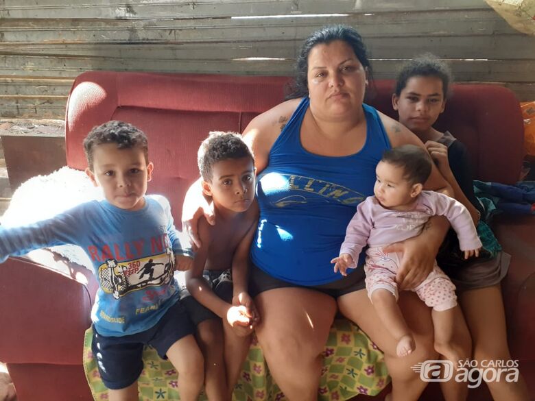 Sem trabalho, mãe cuida de 4 filhos e 2 netos em São Carlos; família passa por necessidade extrema - Crédito: Marcos Escrivani