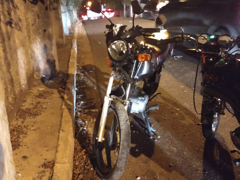 Adolescente "voa" cerca de 20 metros após moto bater em muro na "curva do joinha" - Crédito: Luciano Lopes