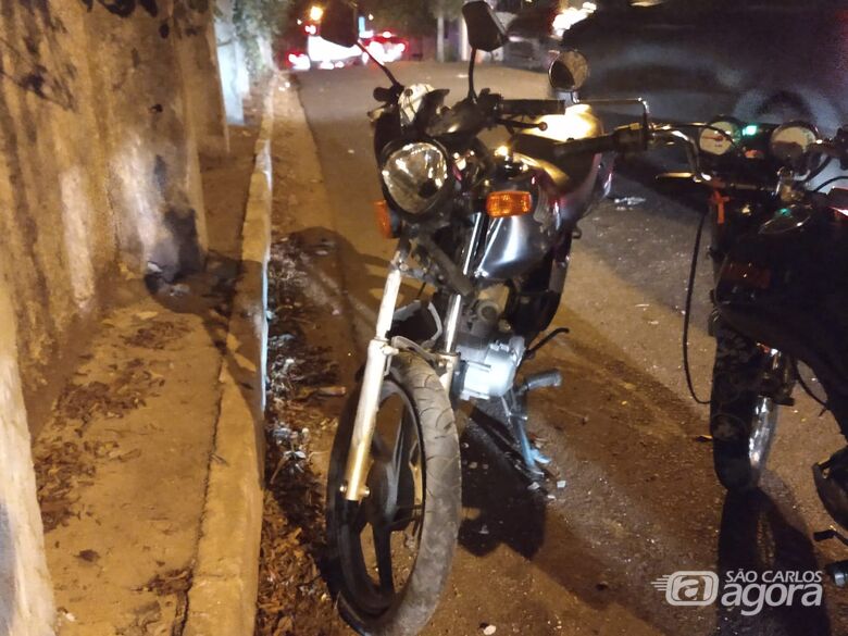 Adolescente "voa" cerca de 20 metros após moto bater em muro na "curva do joinha" - Crédito: Luciano Lopes