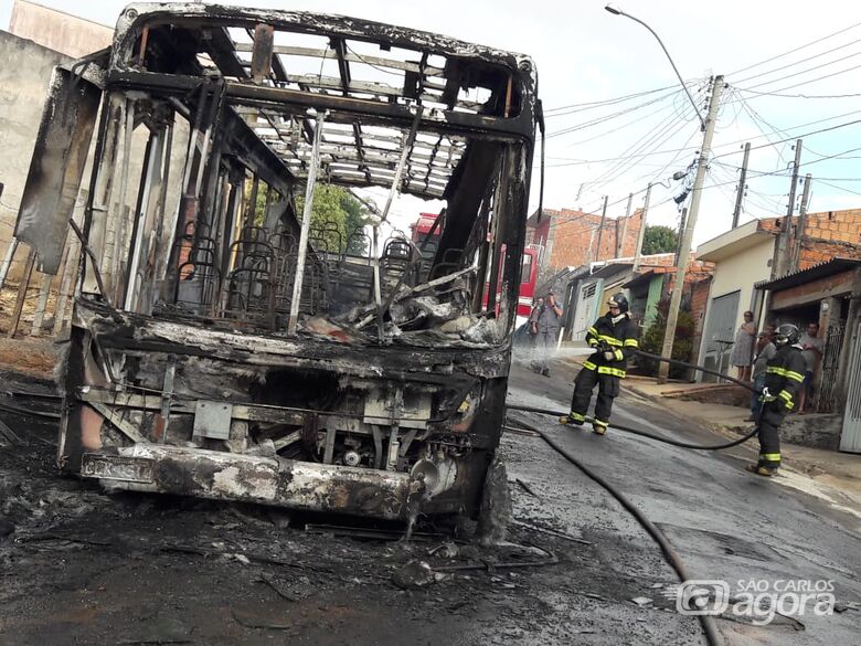 Incêndio destrói ônibus no Cidade Aracy - Crédito: Maycon Maximino