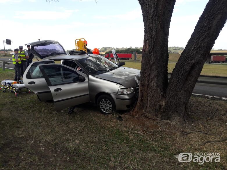Mulher perde controle e carro colide em árvore em alça de acesso na SP-310 - Crédito: Maycon Maximino