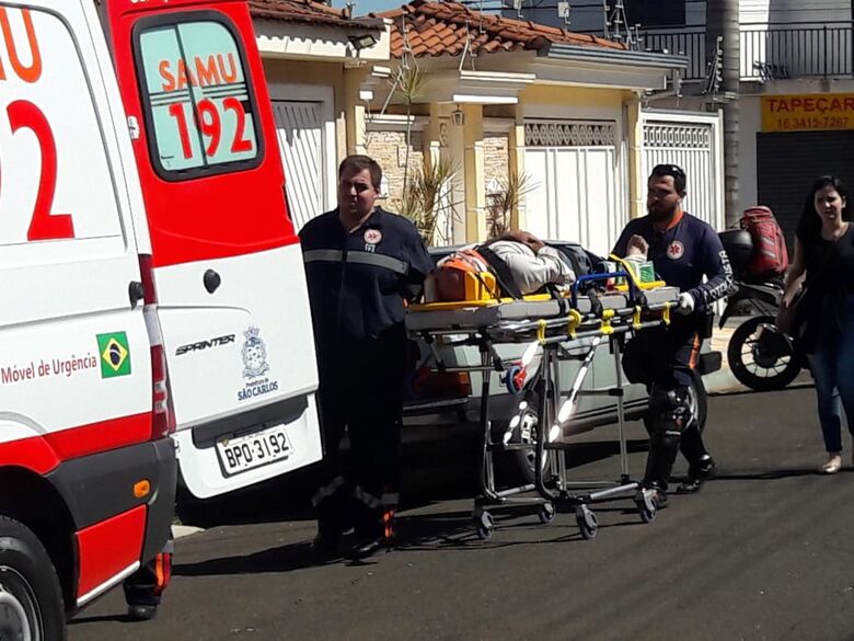 Trabalhador cai do telhado e sofre fraturas - Crédito: Maycon Maximino