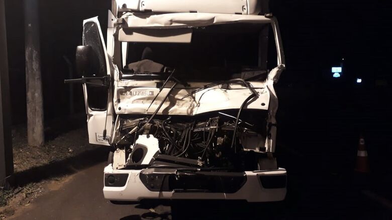 Colisão traseira entre caminhões deixa motorista em estado grave - Crédito: Colaborador/SCA
