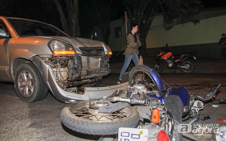 Colisão entre moto e carro no Centro deixa motociclista ferido - Crédito: Marco Lúcio