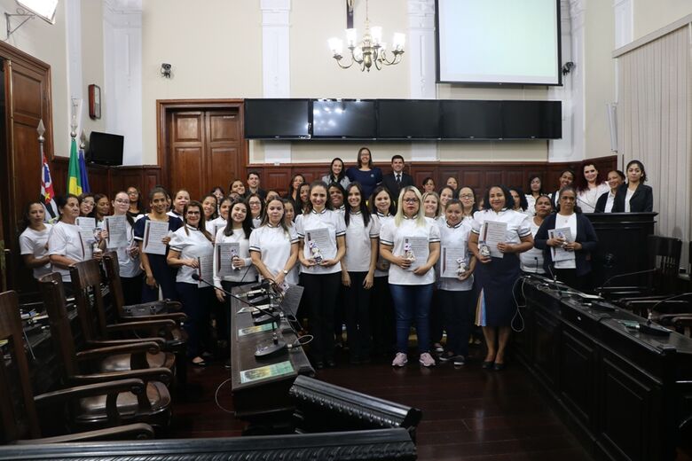 Voluntários da Escola Bíblica Infantil são homenageados pela Câmara Municipal - Crédito: Divulgação