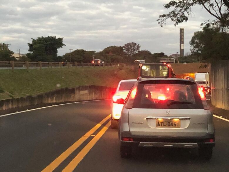 Interdição de pontilhão causa congestionamento na entrada do Fagá - Crédito: Colaborador/SCA