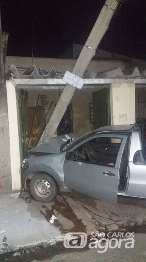 Adolescente foge após bater carro em poste e residência - Crédito: Fotos: Gilson Sigoli