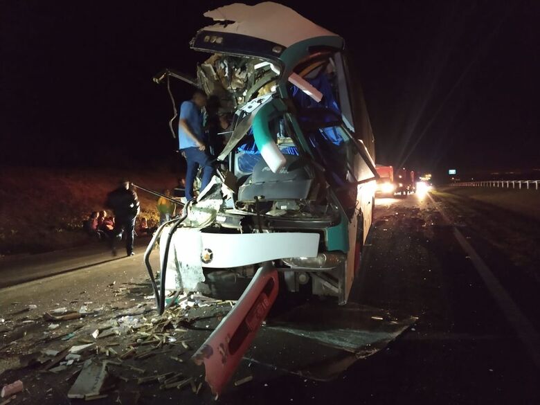 Ônibus de sacoleiros se envolve em grave acidente em rodovia da região - Crédito: PMRV