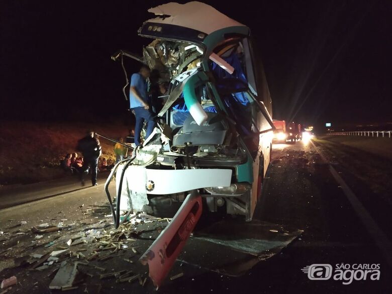 Ônibus de sacoleiros se envolve em grave acidente em rodovia da região - Crédito: PMRV