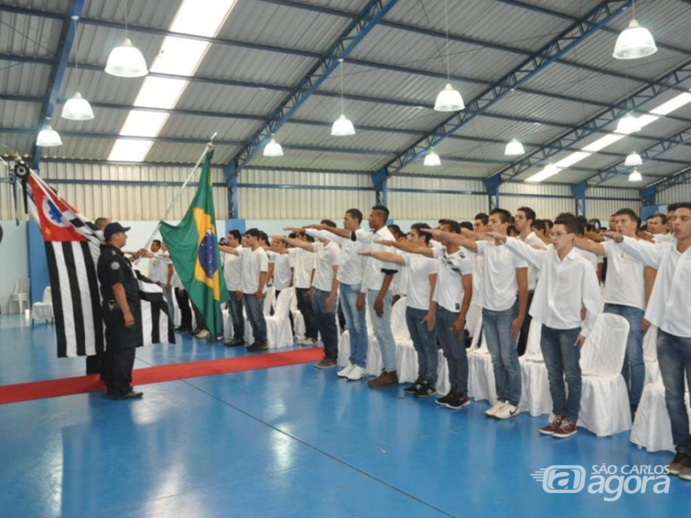 Jovens dispensados dos Serviços Militares juram bandeira em Ibaté - Crédito: Divulgação