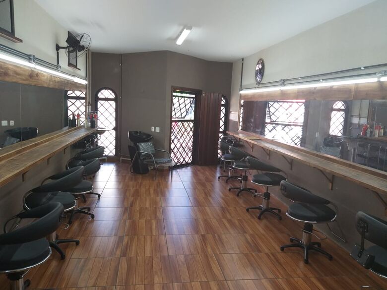 Curso de barbeiro, cabeleireiro e manicure estão com matrículas abertas -