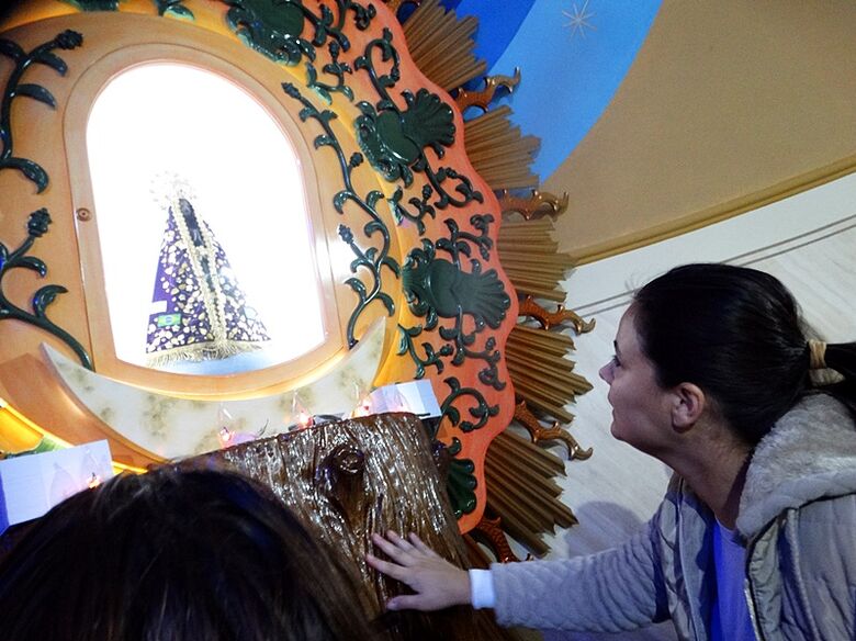 Aparecidinha recebe peregrinos; estimativa é de que 15 mil fieis visitem Santuário - Crédito: Marcos Escrivani
