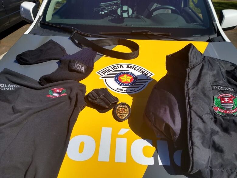 Trio é detido com roupas e distintivo da Polícia Civil em rodovia da região - Crédito: Divulgação/PMRV