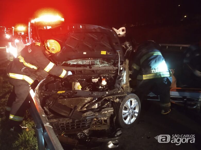 Carro atinge traseira de carreta e fere motorista na SP-318 - Crédito: Luciano Lopes/São Carlos Agora