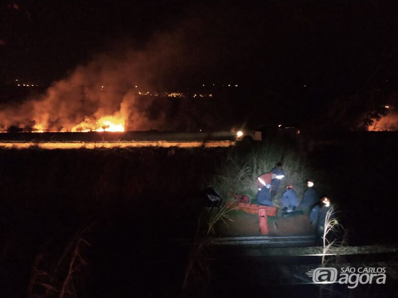 Incêndio atinge área perto do shopping de São Carlos - Crédito: Luciano Lopes/São Carlos Agora