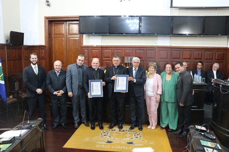 Bispos D. Paulo Cezar Costa e Dom Eduardo Malaspina recebem títulos de cidadania são-carlense da Câmara Municipal - Crédito: Divulgação