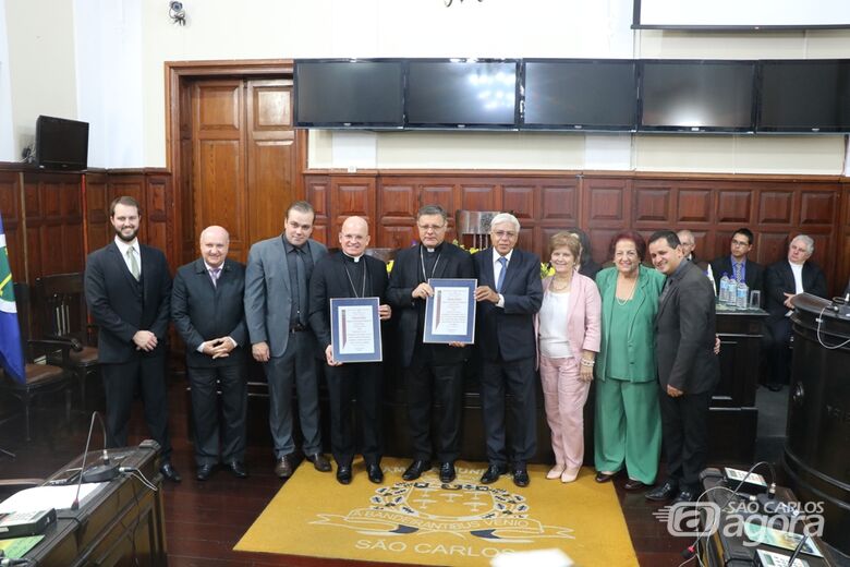 Bispos D. Paulo Cezar Costa e Dom Eduardo Malaspina recebem títulos de cidadania são-carlense da Câmara Municipal - Crédito: Divulgação