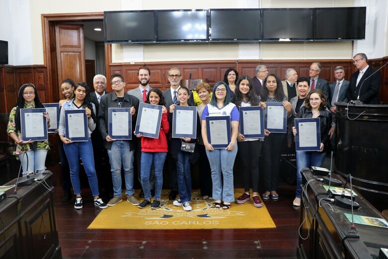 Solenidade na Câmara homenageia professor e premia redações do Embrapa & Escola - Crédito: Divulgação