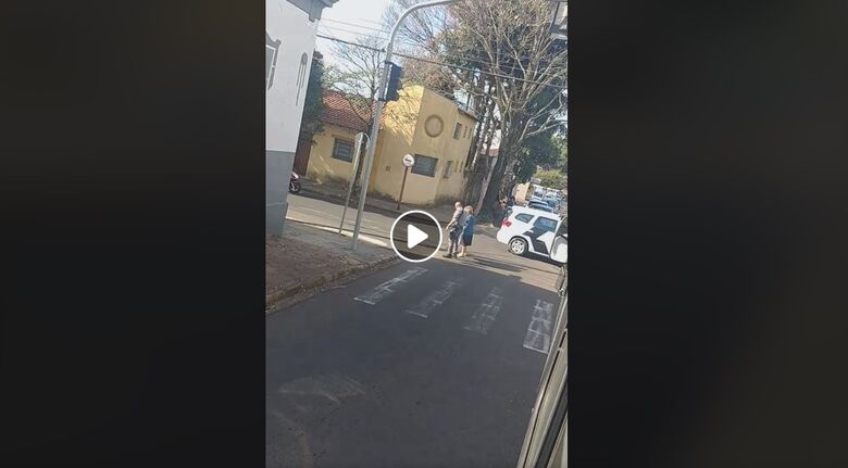 Policiais militares ajudam idosa a atravessar a rua e gesto recebe elógios nas redes sociais - Crédito: Reprodução