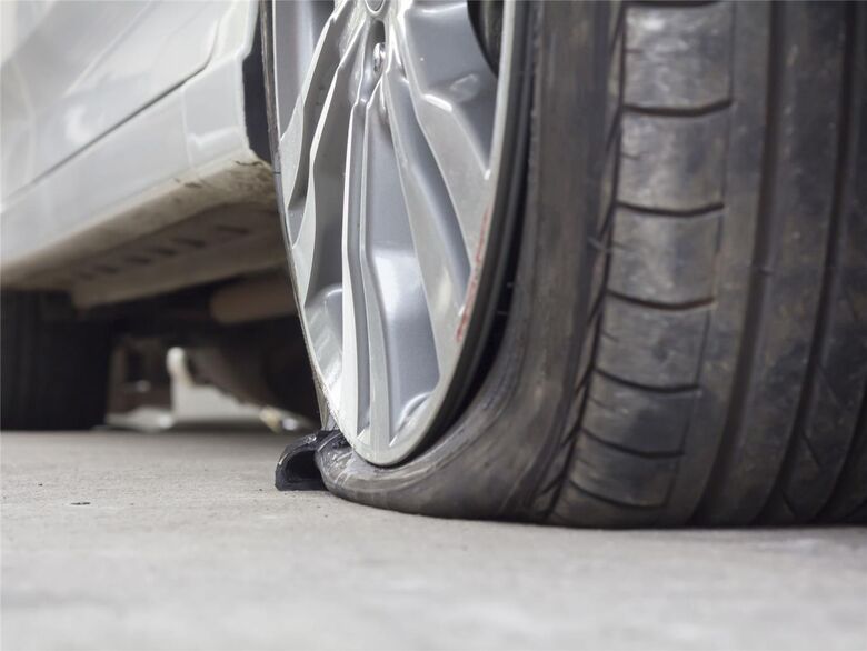 Atenção: desconhecido está furando pneus de carros estacionados perto da Santa Casa - Crédito: Divulgação