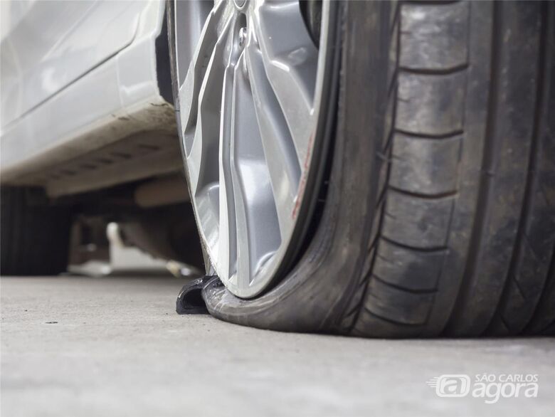 Atenção: desconhecido está furando pneus de carros estacionados perto da Santa Casa - Crédito: Divulgação