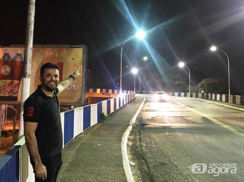 Rodson comemora restabelecimento da iluminação pública no Viaduto Prefeito Antonio Massei - Crédito: Divulgação