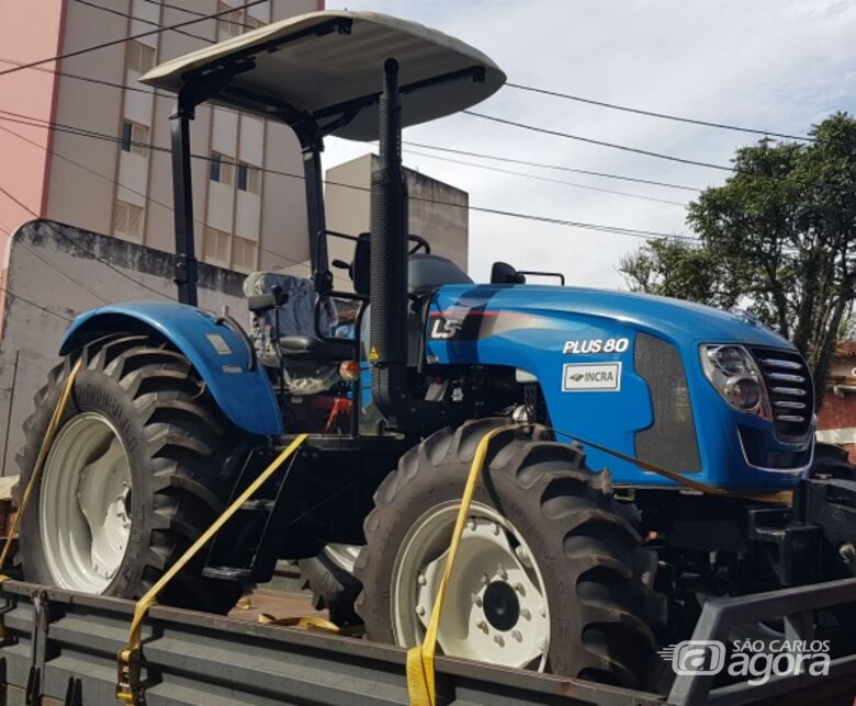 São Carlos é contemplada com um trator para trabalhar nos assentamentos -