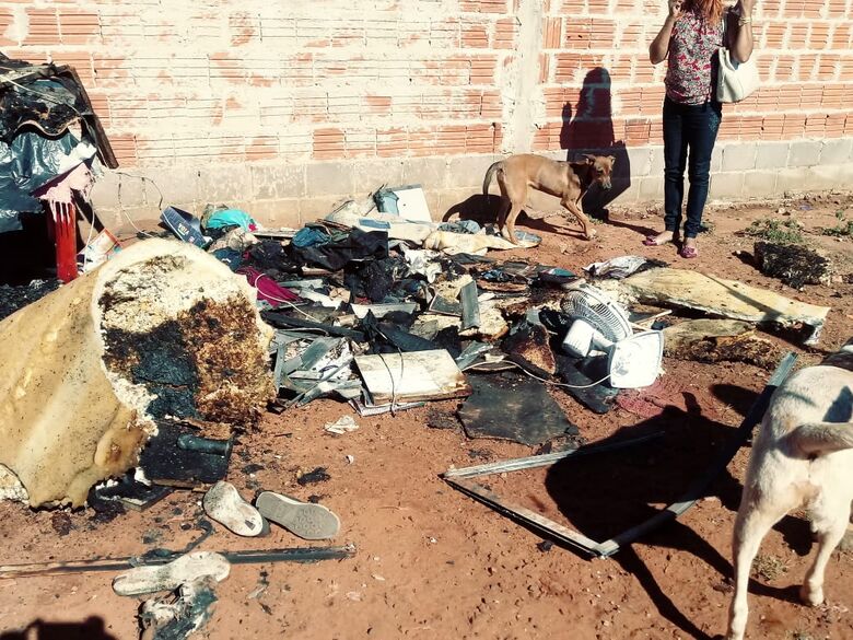 Após ter casa devorada por fogo, maquiadora pede ajuda - Crédito: Divulgação