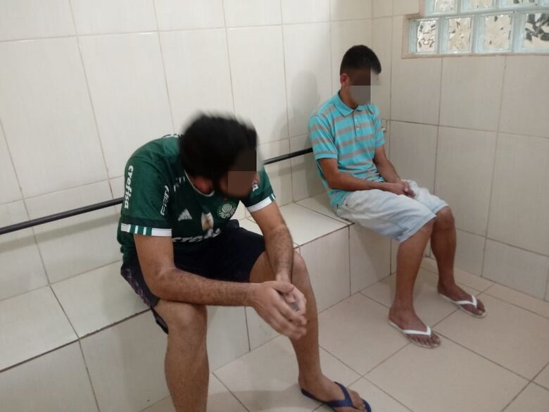Dupla furta maquiagem de prima e vende por R$ 15 - Crédito: Luciano Lopes