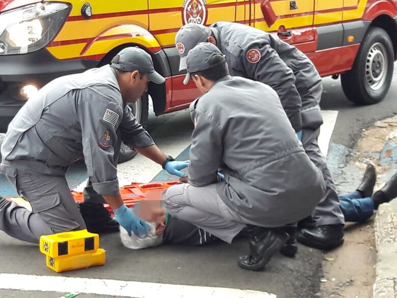Médico aposentado é atropelado ao tentar atravessar rua - Crédito: Maycon Maximino