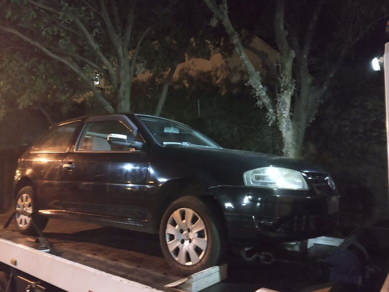 Carro roubado em abril é encontrado em terreno no Presidente Collor - Crédito: Luciano Lopes