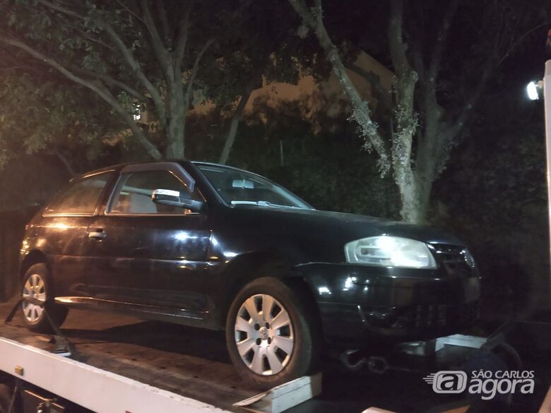 Carro roubado em abril é encontrado em terreno no Presidente Collor - Crédito: Luciano Lopes
