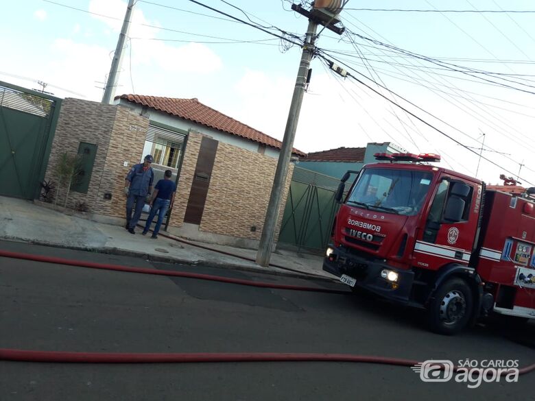 Curto-circuito causa incêndio em edícula no Jardim Ricetti - Crédito: Maycon Maximino