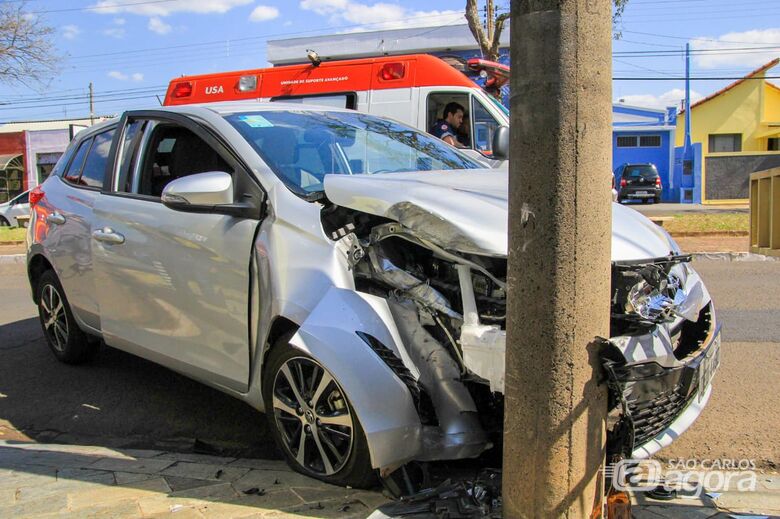 Motorista sofre convulsão ao volante e bate em poste - Crédito: Marco Lúcio