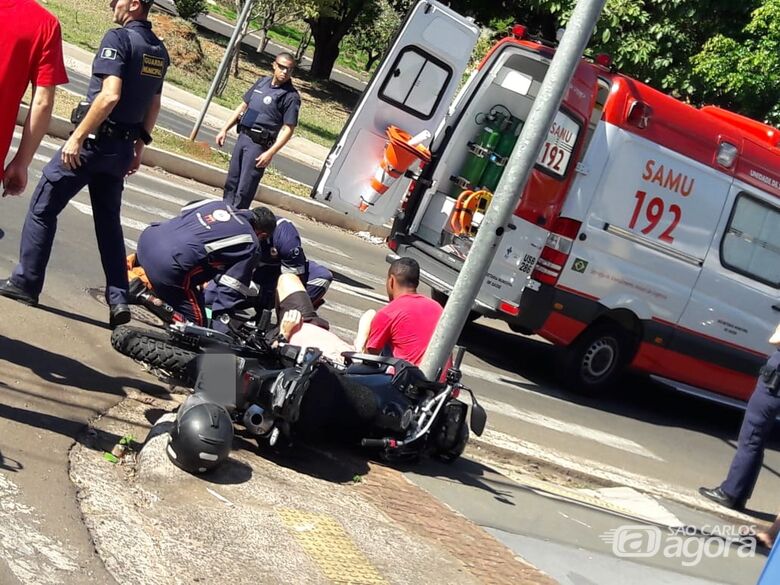 Motociclista sofre fratura exposta no tornozelo após colisão - Crédito: Maycon Maximino
