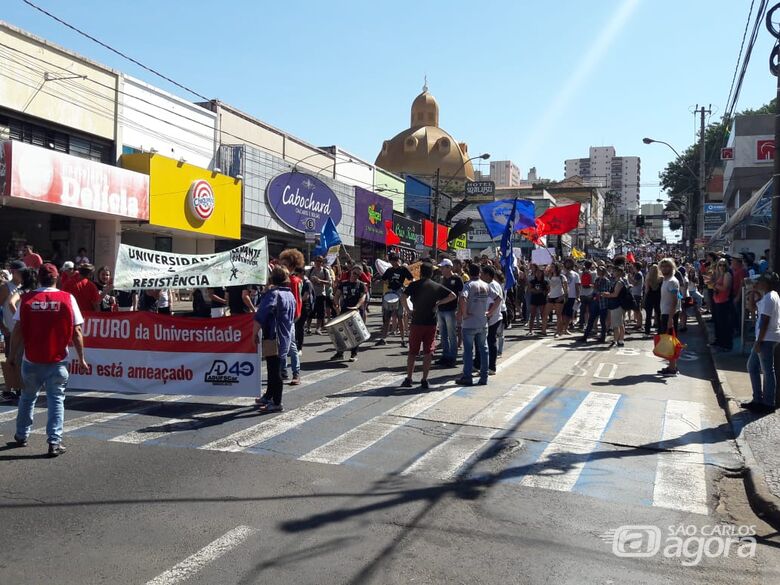 Universitários protestam contra os cortes na Educação em São Carlos - Crédito: Maycon Maximino