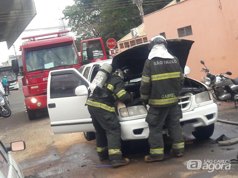 Fogo destrói motor de carro na região do Terminal Rodoviário - Crédito: Maycon Maximino