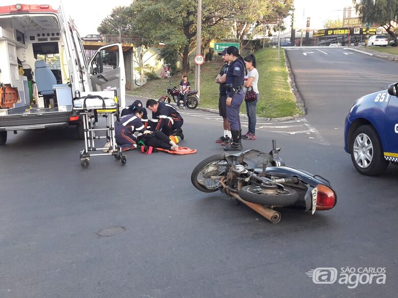 Motociclista ‘voa’ por cima de carro após colisão - Crédito: Maycon Maximino