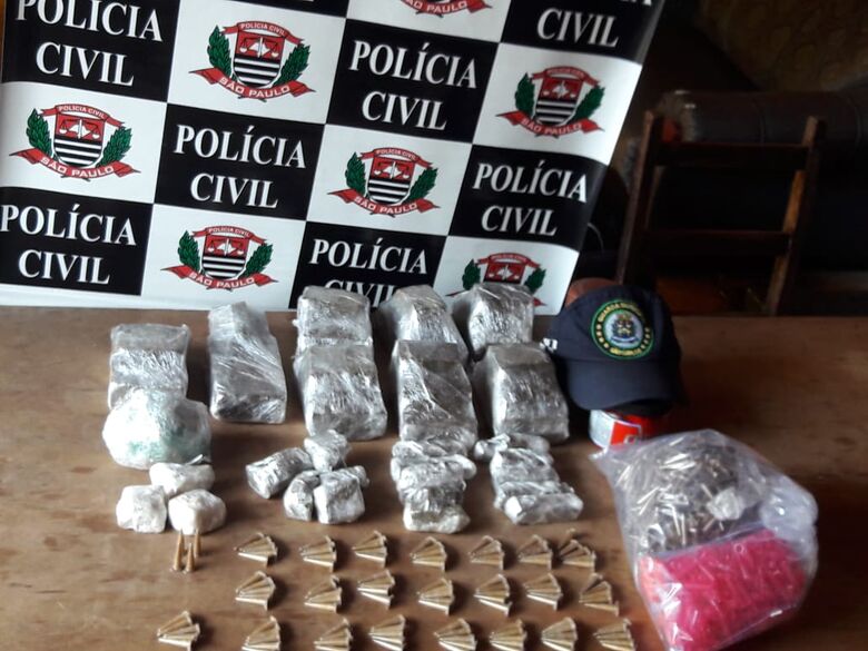 Após averiguação, policiais civis e guardas municipais apreendem grande quantidade de entorpecentes - Crédito: Maycon Maximino