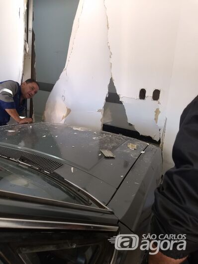 Homem bate carro em parede do Hospital Universitário (HU) ao tentar socorrer esposa -