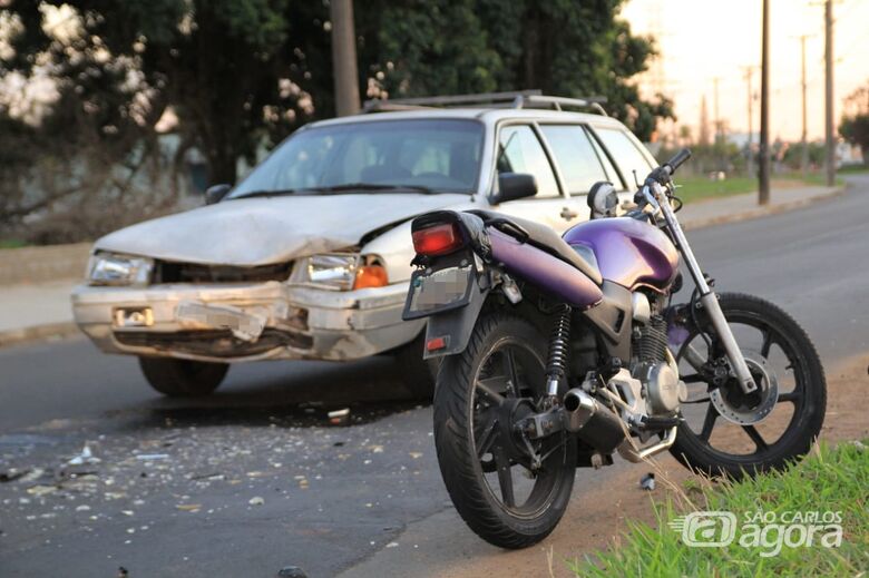 Colisão frontal entre carro e moto deixa um ferido na Av. Dr. Heitor José Realli - Crédito: Marco Lúcio