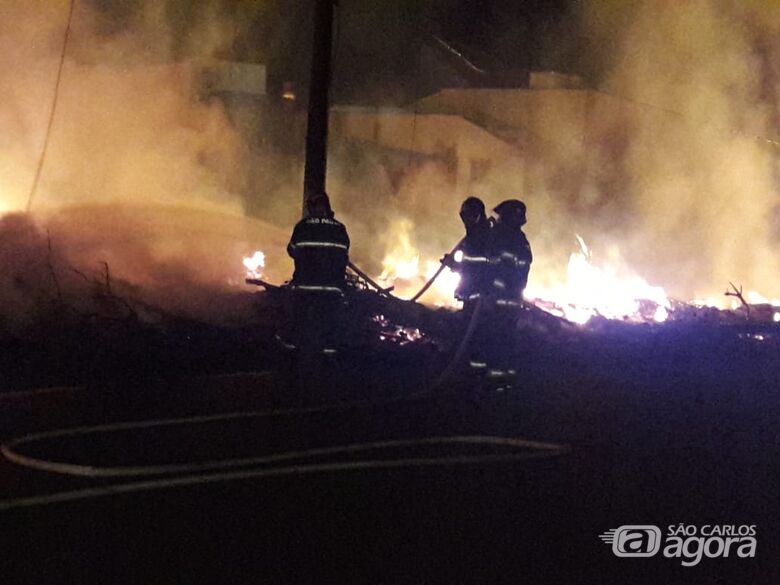 Incêndio acaba com entulhos do ecoponto do São Carlos 8 e deixa moradores sem energia - Crédito: São Carlos Agora