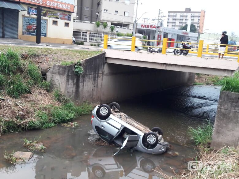 Motorista morre após carro cair em córrego em São Carlos - Crédito: Maycon Maximino