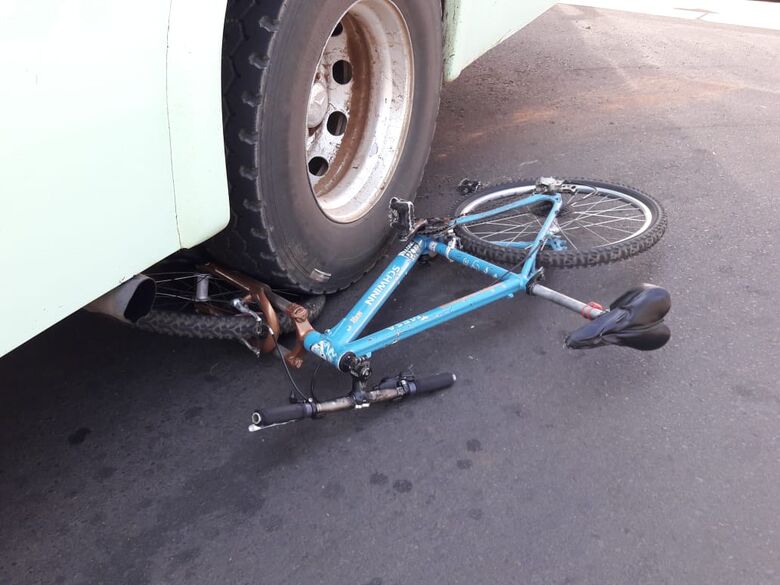 Ônibus passa em cima de bicicleta na Vicente Pelicano - Crédito: Maycon Maximino
