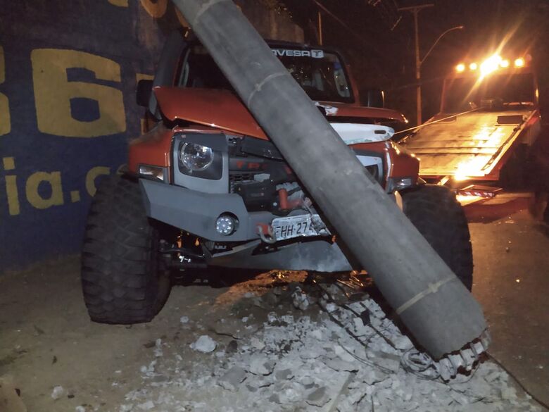 Violenta colisão destrói dois carros na Francisco Pereira Lopes - Crédito: Luciano Lopes