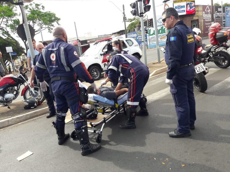Motorista tenta conversão proibida e atinge motociclista - Crédito: Maycon Maximino