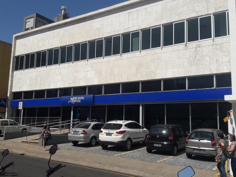 Ladrão aplica golpe em aposentada na saída de banco - Crédito: Maycon Maximino
