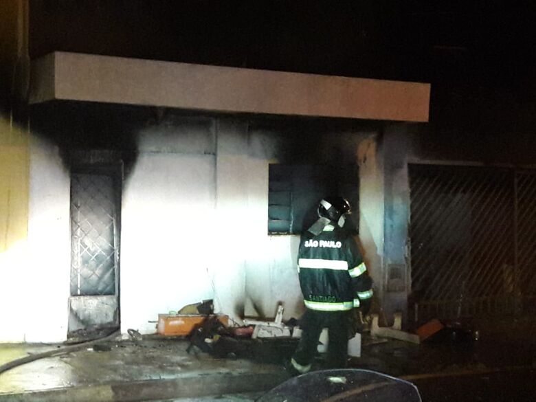 Incêndio de grandes proporções atinge residência no Jardim Hikari - Crédito: Maycon Maximino
