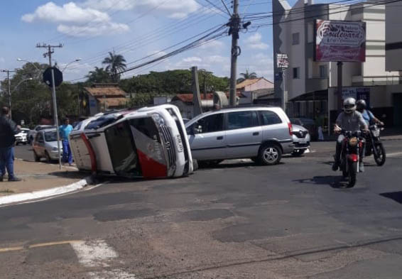 Jovem bate em viatura da PM no primeiro dia com a carteira de habilitação - Crédito: Foto: Léury Borges/Em Primeira Mão